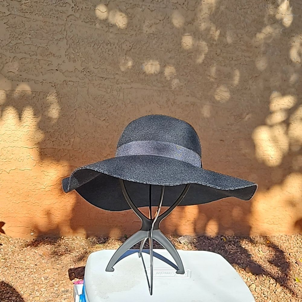 D&Y Wide Brim 100% Wool Floppy Hat EUC  One Size Fits Most- Has Measurements
